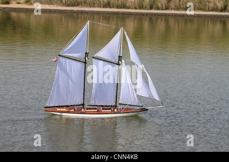 Yacht modèle modèle Fleetwood sur location de l'étang, Lancashire UK. Banque D'Images