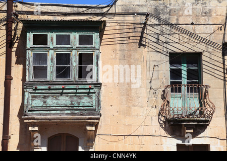 Détail de la baie vitrée et balcon traditionnel sur vieille maison à Rabat, Malte, Europe Banque D'Images