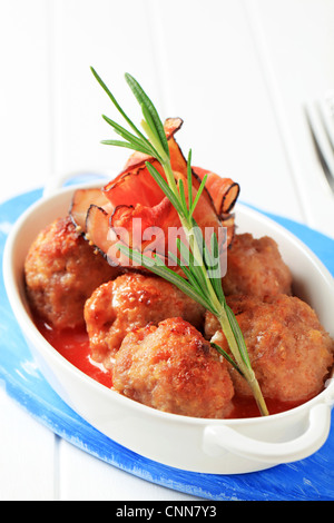 Boulettes de viande avec sauce tomate dans une casserole Banque D'Images