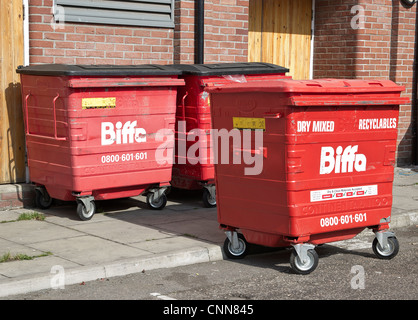 Grande corbeille de recyclage de déchets commerciaux Biffa Banque D'Images