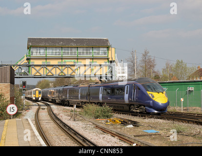 Train à Grande Vitesse Javelin passant plus lentement à la gare Ouest de Canterbury en passant sous le bras fort signal nouvellement repeint. Banque D'Images