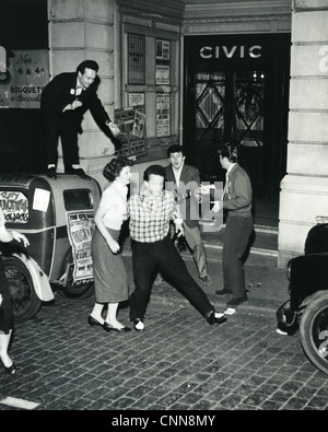 TERRY DENE musicien pop britannique avec les fans à l'extérieur de la salle municipale, Croydon, environ 1958 Banque D'Images