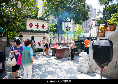 Le Temple de Wong Tai Sin à Kowloon, Hong Kong, Chine, Asie. Également appelé Sik Sik Yuen, peuple chinois priant avec joss sticks Banque D'Images