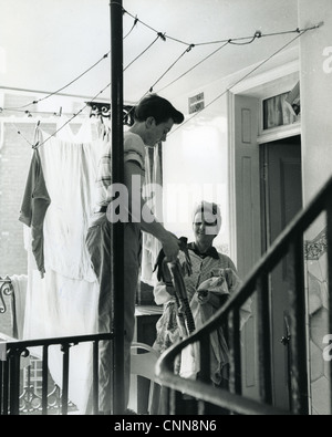 La chanteuse pop britannique TERRY DENE épouse sa mère à leur domicile Elephant & Castle dans le sud de Londres en 1957 Banque D'Images