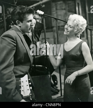 TERRY DENE la chanteuse pop britannique avec l'actrice Vera Day en 1958 Banque D'Images