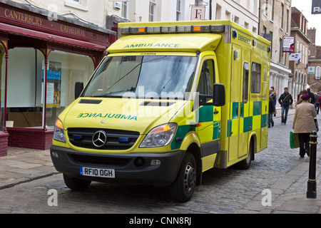 Ambulance sur appel dans les services d'urgence du centre-ville de Canterbury Banque D'Images