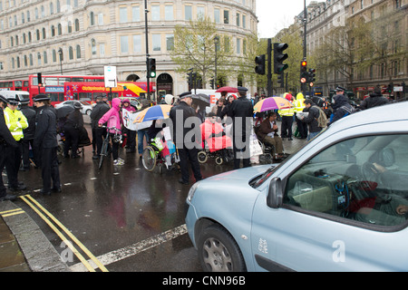 Mobilité manifestants bloquer la route par Trafalgar Square, le centre de Londres pour protester contre les coupures du gouvernement qui les affectent. Banque D'Images