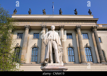 Berlin, Allemagne. Universitat Humboldt/université, l'avenue Unter den Linden. Statue : Hermann Heimholz (1821-1894 : physicien), cour Banque D'Images