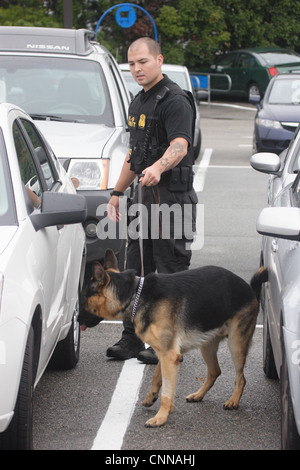 Contrôle de chien renifleur de bombes avant que l'arrivée du Président Obama en Bon Air, la Virginie en 2011 Banque D'Images