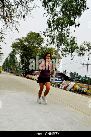 Hash House Harriers ou porteur de hachage, les membres de l'exécuter sur un hashers bangkok à Bangkok, Thaïlande Banque D'Images