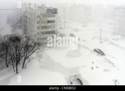 L'hiver. Blizzard de neige en Russie, Sakhaline, Yuzhno-Sakhalinsk. une faible visibilité, Snowdrift. Routes et rues couvertes de neige Banque D'Images