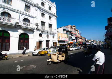 L'hôtel Queens coloniale et le centre-ville de Kandy, Sri Lanka. Banque D'Images