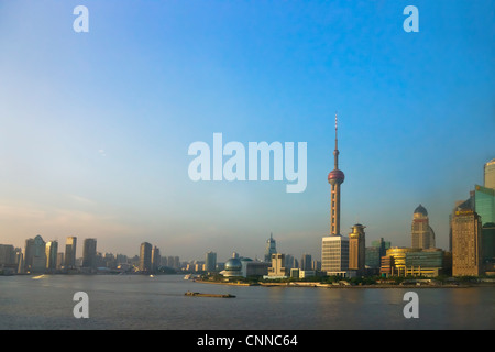 Voir l'horizon de Pudong dominé par Oriental Pearl TV Tower par la rivière Huangpu, Shanghai, Chine Banque D'Images