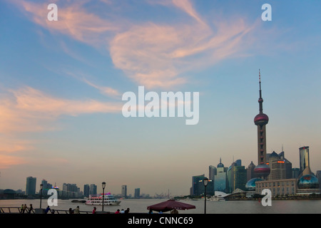 L'horizon de Pudong dominé par l'Oriental Pearl TV Tower le long de la rivière Huangpu du Bund, Shanghai, Chine Banque D'Images