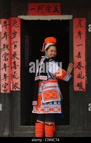 Miao Gejia fille en costume traditionnel, Kaili, Guizhou, Chine Banque D'Images