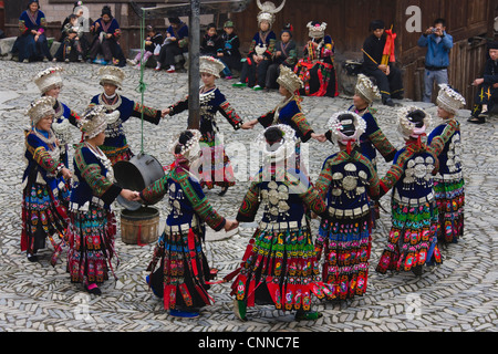 Langde du peuple Miao danse traditionnelle et la musique dans le village de performance, Kaili, Guizhou, Chine Banque D'Images