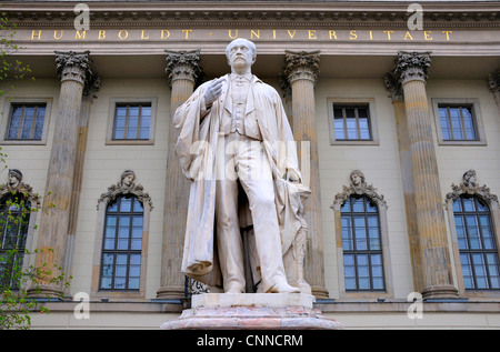 Berlin, Allemagne. Universitat Humboldt/université, l'avenue Unter den Linden. Statue : Hermann Heimholz (1821-1894 : physicien), cour Banque D'Images