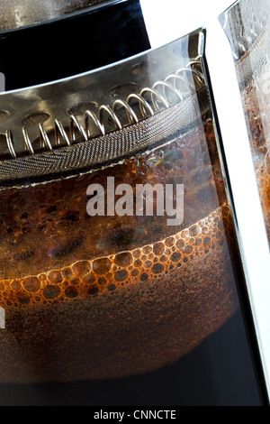 Photo d'une cafetière avec du café fraîchement moulu à l'intérieur Banque D'Images