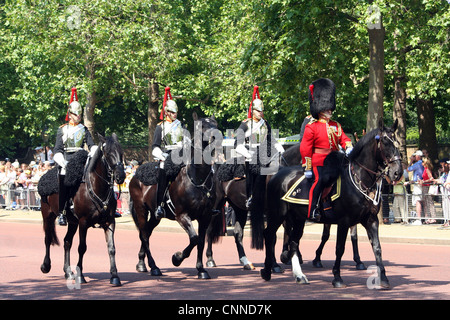 Londres, Royaume-Uni - 17 juin 2006 : Household Cavalry parade à la cérémonie des couleurs. Utilisation éditoriale [seulement] Banque D'Images