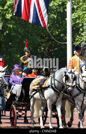 Londres, Royaume-Uni - 17 juin 2006 : La Reine Elizabeth II, le prince Philip sur l'entraîneur à Queen's Royal Parade anniversaire [usage éditorial uniquement] Banque D'Images