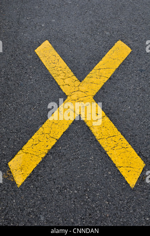 Jaune, X marquage sur route, Alpes, France Banque D'Images