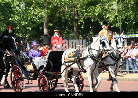 Londres, Royaume-Uni - 17 juin 2006 : La Reine Elizabeth II, le prince Philip sur l'entraîneur à Queen's Royal Parade anniversaire [usage éditorial uniquement] Banque D'Images