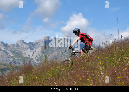 Boy Riding Bicycle in Montagnes, Alpes, France Banque D'Images