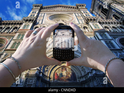 Woman's Hands Taking Photo de la Basilique de Santa Maria del Fiore, Florence, Italie Banque D'Images