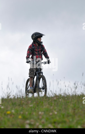 Garçon à vélo, Alpes, France Banque D'Images