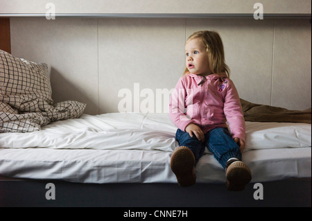 Girl Sitting on Bed, Suède Banque D'Images