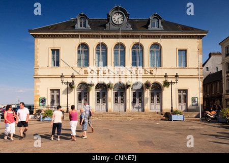 Hôtel de Ville Honfleur Normandie France, les gens qui marchent à l'avant-plan. Banque D'Images