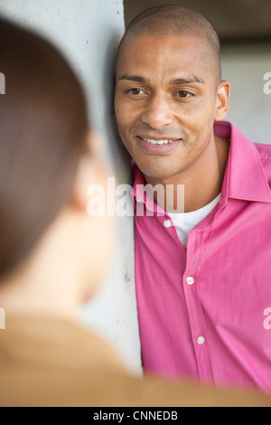 Close-up of Man Speaking with Woman Banque D'Images