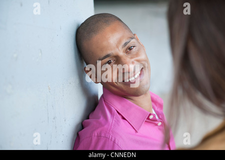 Close-up of Man Speaking with Woman Banque D'Images