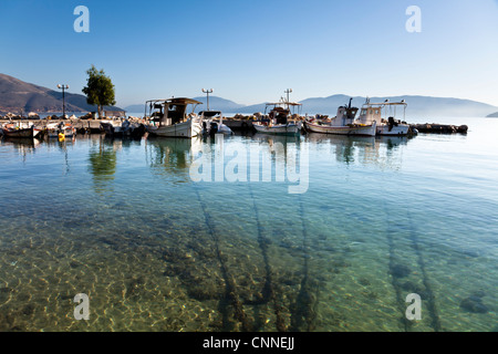 Une variété d'anciens et de nouveaux bateaux amarrés dans le port de Karavomylos sur l'île de Drakaina Banque D'Images