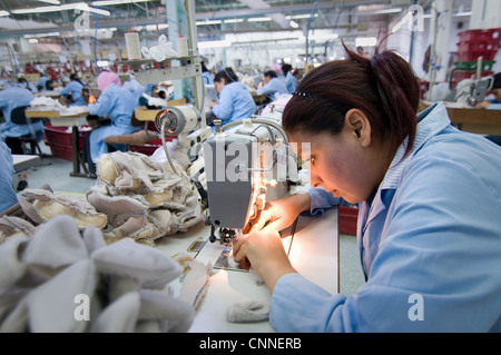 La Tunisie, Sidi Bouzid : 1 000 femmes travaillent dans l'usine de production allemande Steiff jouets pour animaux pour l'Allemagne et d'autres pays Banque D'Images