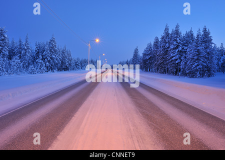Route en hiver, Kuusamo, Ostrobotnie du Nord, en Finlande Banque D'Images