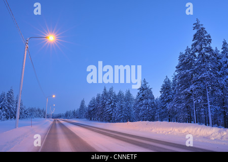 Route en hiver, Kuusamo, Ostrobotnie du Nord, en Finlande Banque D'Images