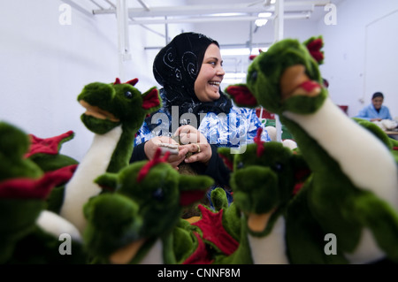 La Tunisie, Sidi Bouzid : 1 000 femmes travaillent dans l'usine de production allemande Steiff jouets pour animaux pour l'Allemagne et d'autres pays Banque D'Images