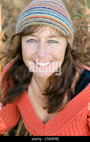 Un portrait couleur photo d'un happy smiling mature femme d'une quarantaine d'années portant un chapeau bonnet coloré Banque D'Images