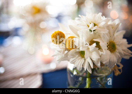 Close-up de marguerites dans un vase, décor de mariage, Muskoka, Ontario, Canada Banque D'Images