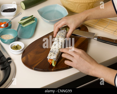 Table à sushis roulant Femme Banque D'Images