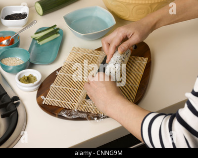 Table à sushis roulant Femme Banque D'Images