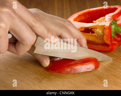 Close up of hands cutting bell pepper Banque D'Images