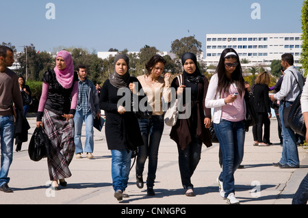 Plus de femmes que d'hommes en Tunisie étude et le chômage parmi les femmes universitaires est plus élevé que chez les hommes. Banque D'Images