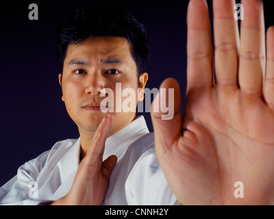 Man practicing martial arts Banque D'Images