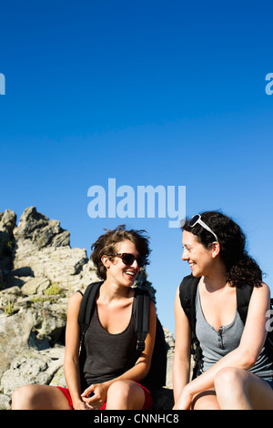 Les randonneurs se reposant sur des rochers Banque D'Images