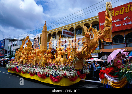 Créations de bougies représentant des mythes et des motifs religieux circulent dans les rues de Ubon Rathathani en Thaïlande. Banque D'Images