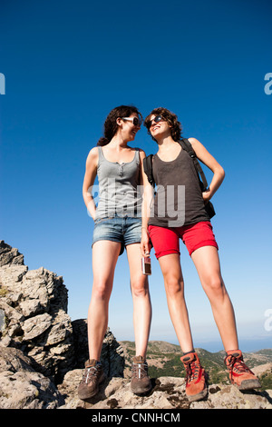 Les randonneurs debout sur des rochers Banque D'Images