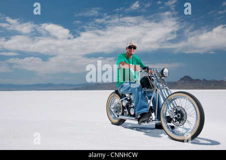 Bonneville Salt Flats bike week retro moto racing en USA, moto moto garée sur sel blanc T-shirt vert Banque D'Images