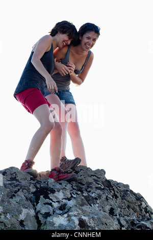 Les randonneurs laughing on rock Banque D'Images